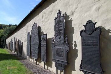 Königsbronner Epitaphiensammlung an der Klostermauer